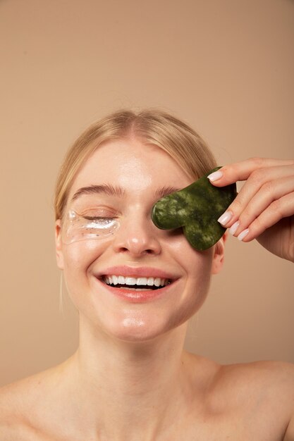 Smiley-Frau mit Behandlung hautnah
