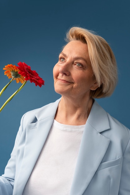 Smiley-Frau mit Blumen mittlerer Schuss