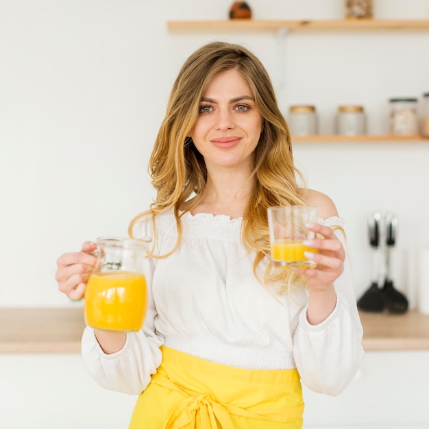 Smiley-Frau mit frischem Saft