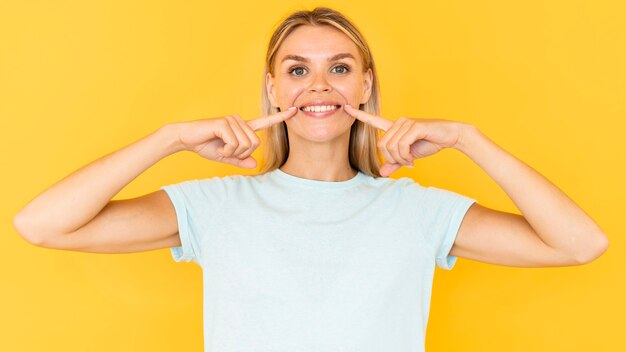 Smiley-Frau mit gelbem Hintergrund