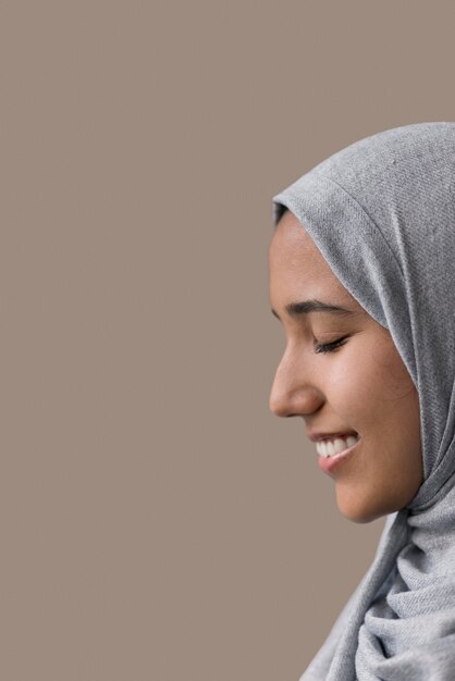 Smiley-Frau mit Hijab hautnah