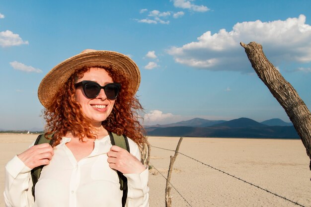 Kostenloses Foto smiley-frau mit hut unterwegs