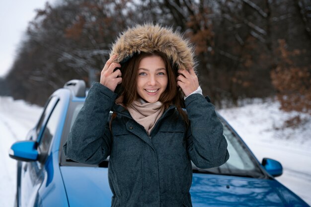 Smiley-Frau mit Jacke mittlerer Schuss