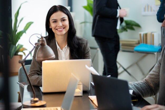 Smiley-Frau mit Laptop hautnah