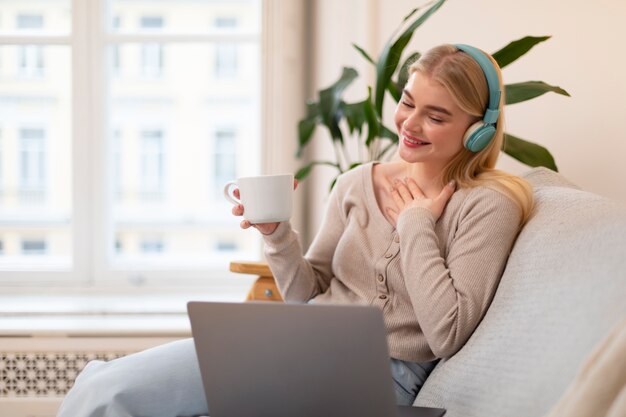 Smiley-Frau mit Laptop mittlerer Schuss