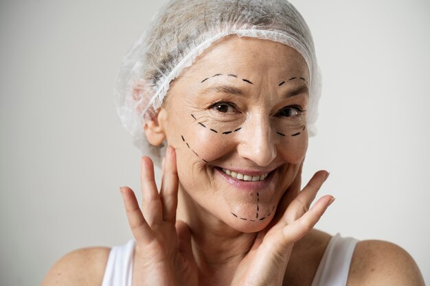 Smiley-Frau mit Markierungsspuren im Gesicht