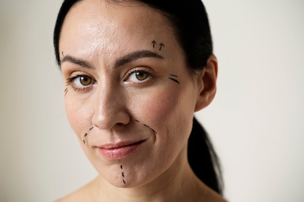 Smiley-Frau mit Markierungsspuren im Gesicht