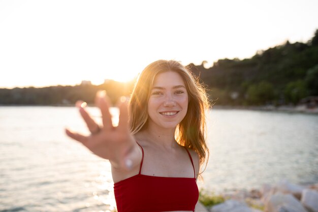 Smiley-Frau mit mittlerem Schuss am Meer