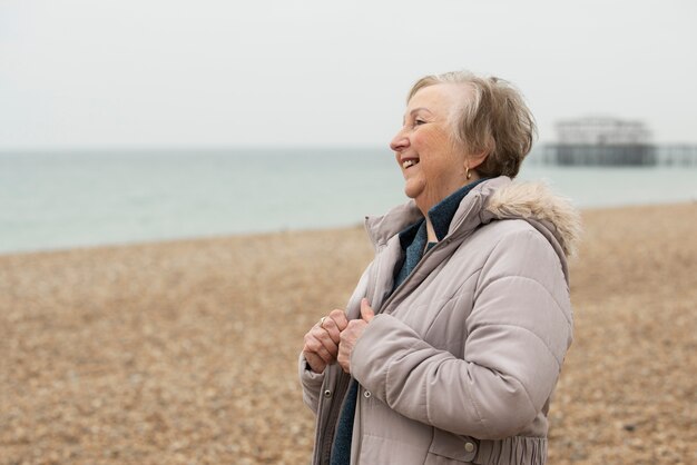 Smiley-Frau mit mittlerem Schuss am Meer