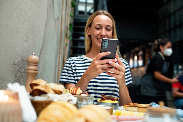 Smiley-Frau mit mittlerem Schuss, die Fotos macht