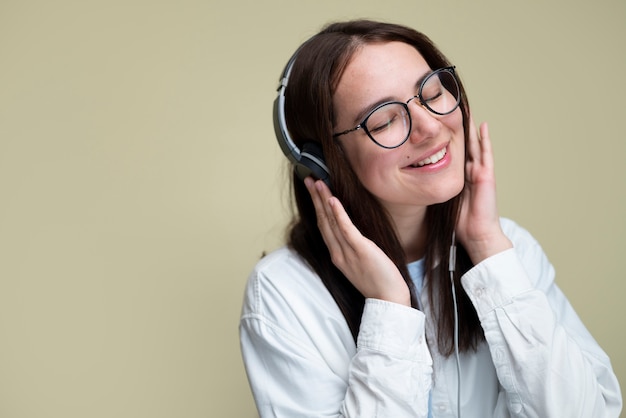 Smiley-Frau mit mittlerem Schuss, die Musik hört