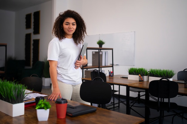 Smiley-Frau mit mittlerem Schuss im Büro