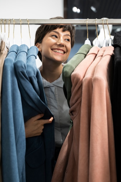 Smiley-Frau mit mittlerem Schuss im Laden