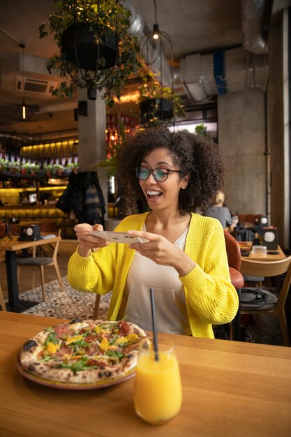 Smiley-Frau mit mittlerem Schuss im Restaurant