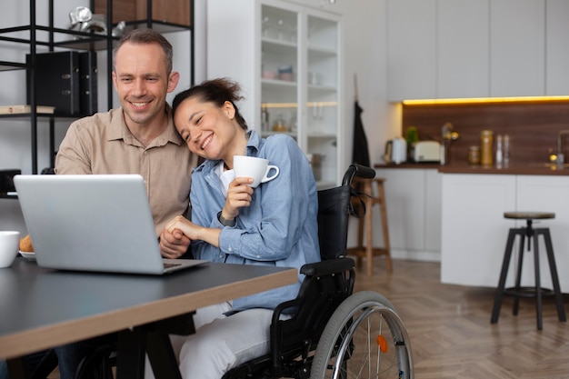 Kostenloses Foto smiley-frau mit mittlerem schuss im rollstuhl