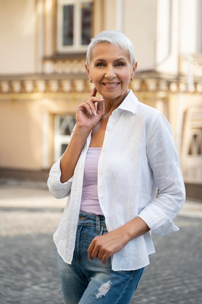 Smiley-Frau mit mittlerem Schuss in der Stadt