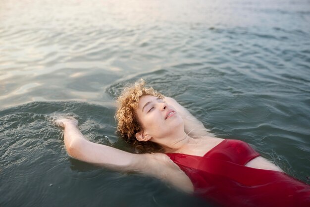 Smiley-Frau mit mittlerem Schuss schwimmt