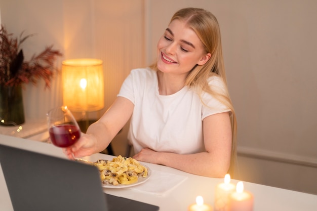 Smiley-Frau mit mittlerem Schuss und Essen