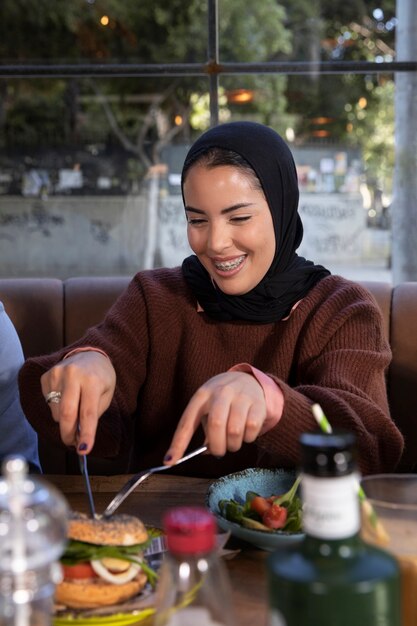 Smiley-Frau mit mittlerem Schuss und Essen