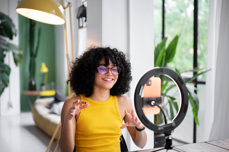 Kostenlose Foto smiley-frau mit mittlerem schuss und ringlicht