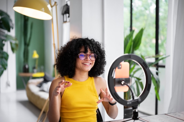 Smiley-Frau mit mittlerem Schuss und Ringlicht