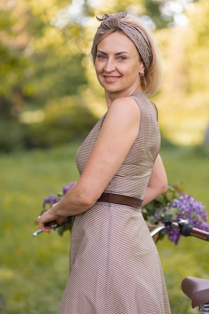 Kostenloses Foto smiley-frau mit mittlerer aufnahme im freien