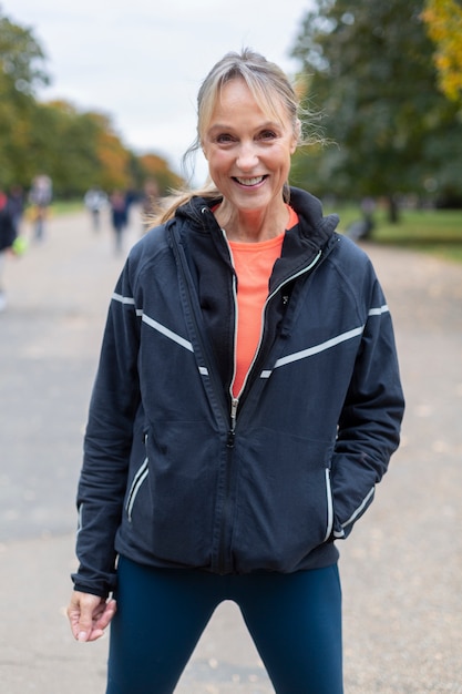 Smiley-Frau mit mittlerer Aufnahme im Freien