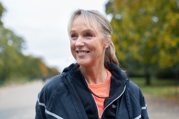 Smiley-Frau mit mittlerer Aufnahme im Freien