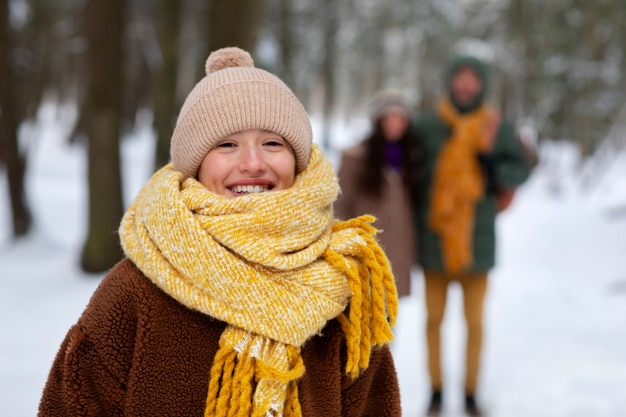 Smiley-Frau mit mittlerer Aufnahme im Freien