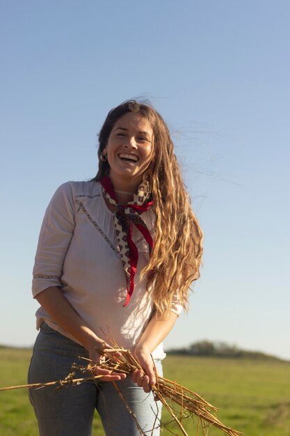 Smiley-Frau mit mittlerer Aufnahme in der Natur