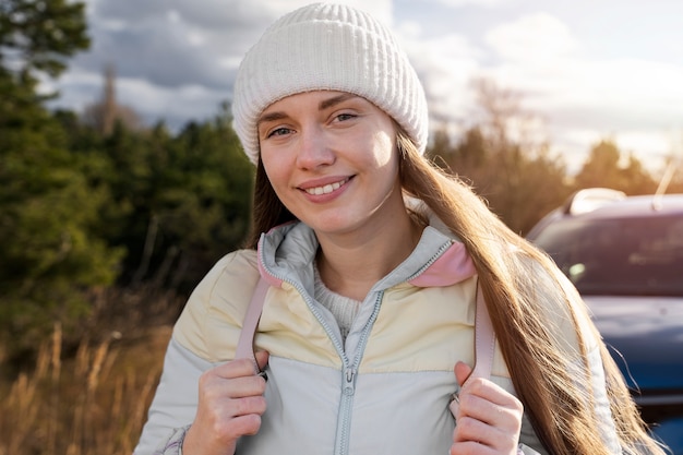 Kostenloses Foto smiley-frau mit mittlerer aufnahme in der natur