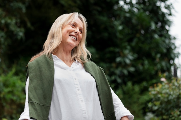 Smiley-Frau mit mittlerer Aufnahme in der Natur