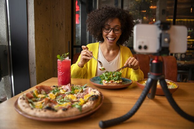 Smiley-Frau mit mittlerer Aufnahme mit Essen