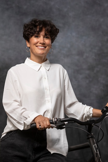 Smiley-Frau mit mittlerer Aufnahme mit Fahrrad