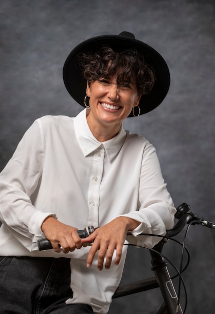 Smiley-Frau mit mittlerer Aufnahme mit Fahrrad