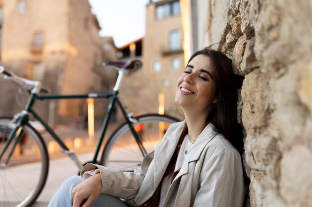 Smiley-Frau mit mittlerer Aufnahme mit Fahrrad