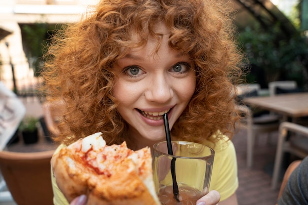 Kostenloses Foto smiley-frau mit pizza hautnah