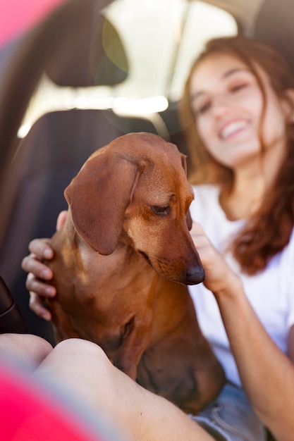 Smiley-Frau mit süßem Hund hautnah