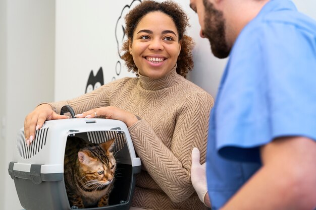 Smiley-Frau mit süßer Katze hautnah