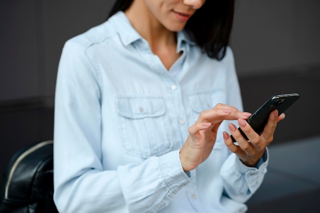 Smiley-Frau mit Telefon hautnah