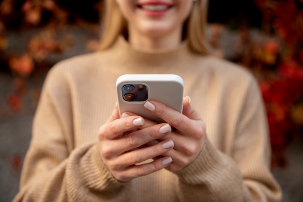 Smiley-Frau mit Telefon hautnah