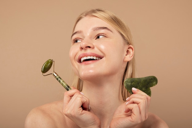 Kostenloses Foto smiley-frau mit werkzeugen hautnah