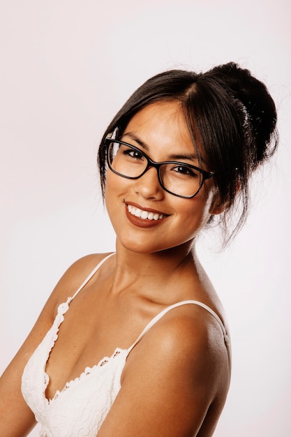 Smiley Frau posiert mit Brille