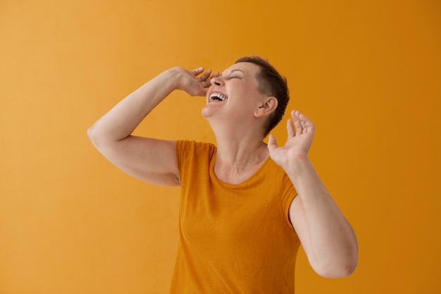 Smiley-Frau posiert mittlere Aufnahme