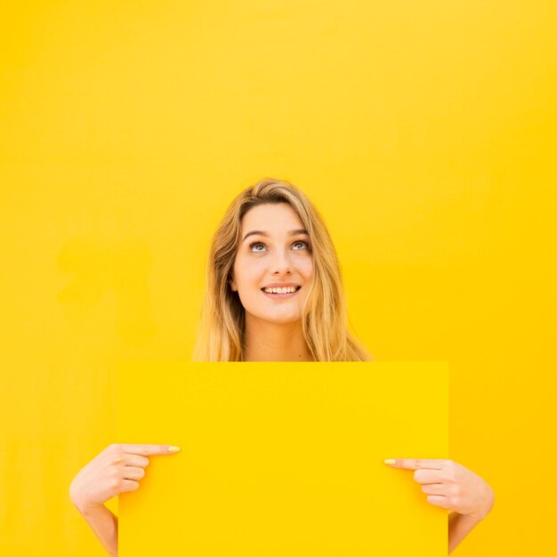 Smiley Frau schaut auf