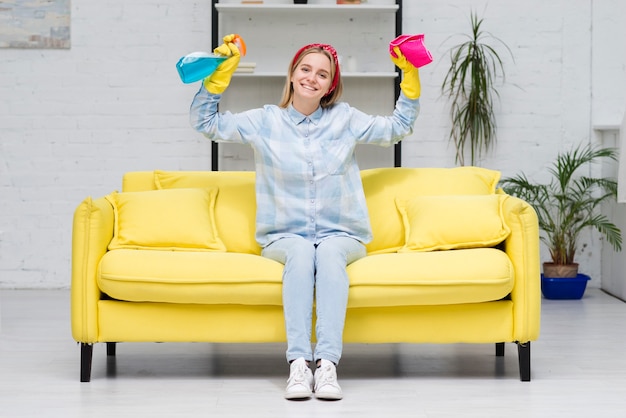 Smiley Frau sitzt auf der Couch