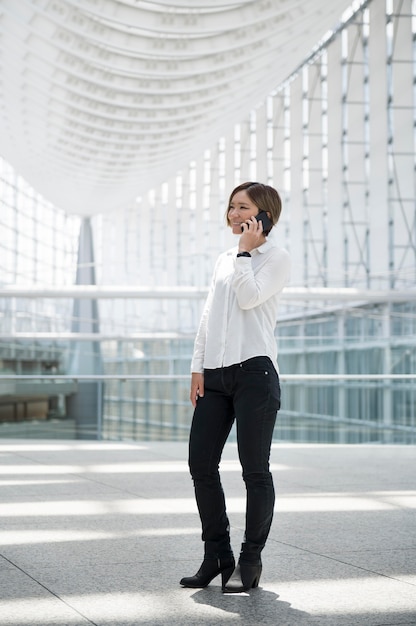 Smiley-Frau telefoniert voller Schuss