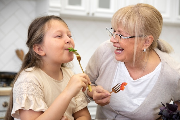 Smiley Frau und Mädchen mittlerer Schuss