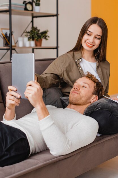 Smiley Frau und Mann machen Pläne, um das Haus zusammen zu renovieren