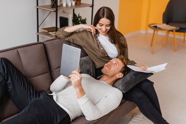 Smiley Frau und Mann machen Pläne, um den Haushalt zusammen zu renovieren